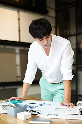 포토 JPG 남자 실내 한명 성인 책 30대 연필 한국인 건축가 설계사 책상 건축설계사 남자만 남자한명만 성인남자만 국내포토 직업 1 가구 학용품 사람 동양인 내부 장년 필기구 성인만 파일형식