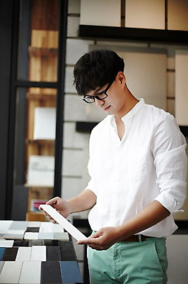 포토 JPG 남자 실내 한명 성인 30대 인테리어 한국인 선택 건축가 설계사 건축설계사 석판 남자만 남자한명만 성인남자만 안경낌 국내포토 직업 1 디자인 안경 컨셉 사람 동양인 내부 장년 성인만 파일형식