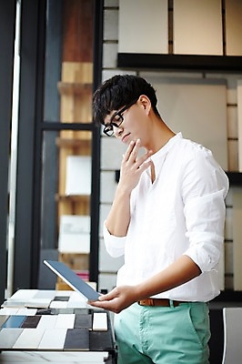 포토 JPG 남자 실내 한명 성인 30대 인테리어 한국인 선택 건축가 설계사 건축설계사 석판 남자만 남자한명만 성인남자만 안경낌 국내포토 직업 1 디자인 안경 컨셉 사람 동양인 내부 장년 성인만 파일형식