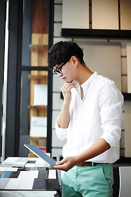 포토 JPG 남자 실내 한명 성인 30대 인테리어 한국인 선택 건축가 설계사 건축설계사 석판 남자만 남자한명만 성인남자만 안경낌 국내포토 직업 1 디자인 안경 컨셉 사람 동양인 내부 장년 성인만 파일형식