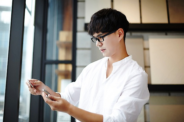 포토 JPG 남자 실내 한명 성인 30대 인테리어 한국인 선택 건축가 설계사 건축설계사 석판 남자만 남자한명만 성인남자만 안경낌 국내포토 직업 1 디자인 안경 컨셉 사람 동양인 내부 장년 성인만 파일형식