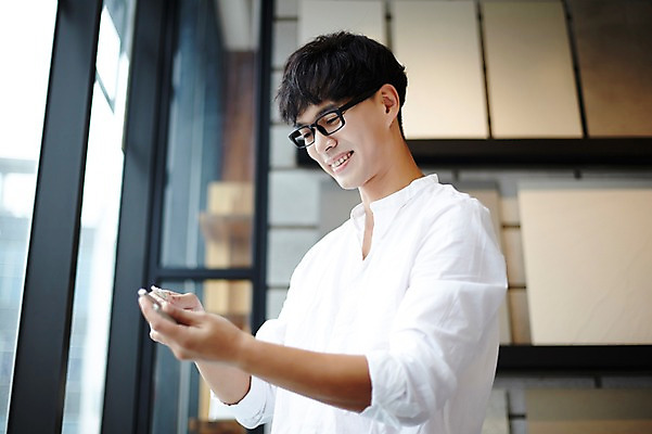 포토 JPG 남자 실내 한명 성인 30대 인테리어 한국인 선택 건축가 설계사 건축설계사 석판 남자만 남자한명만 성인남자만 안경낌 국내포토 직업 1 디자인 안경 컨셉 사람 동양인 내부 장년 성인만 파일형식