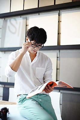 포토 JPG 남자 실내 한명 성인 책 30대 독서 한국인 건축가 설계사 건축설계사 남자만 남자한명만 성인남자만 안경낌 국내포토 직업 1 안경 사람 동양인 내부 장년 성인만 파일형식