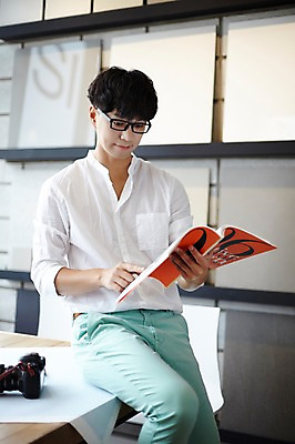 포토 JPG 남자 실내 한명 성인 책 30대 독서 한국인 건축가 설계사 건축설계사 남자만 남자한명만 성인남자만 국내포토 직업 1 사람 동양인 내부 장년 성인만 파일형식