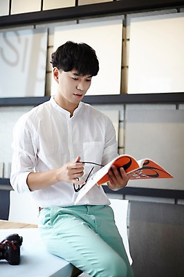 포토 JPG 남자 안경 실내 한명 성인 책 30대 독서 한국인 건축가 설계사 건축설계사 남자만 남자한명만 성인남자만 국내포토 직업 1 잡화 사람 동양인 내부 장년 성인만 파일형식