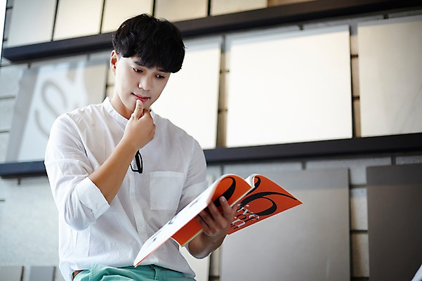 포토 JPG 남자 안경 실내 한명 성인 책 30대 독서 한국인 건축가 설계사 건축설계사 남자만 남자한명만 성인남자만 국내포토 직업 1 잡화 사람 동양인 내부 장년 성인만 파일형식