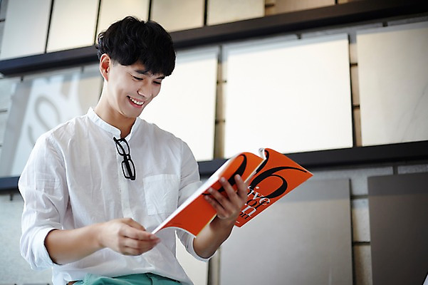 포토 JPG 남자 안경 실내 한명 성인 책 30대 독서 한국인 건축가 설계사 건축설계사 남자만 남자한명만 성인남자만 국내포토 직업 1 잡화 사람 동양인 내부 장년 성인만 파일형식