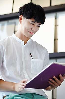 포토 JPG 남자 실내 한명 성인 책 30대 독서 한국인 건축가 설계사 건축설계사 남자만 남자한명만 성인남자만 국내포토 직업 1 사람 동양인 내부 장년 성인만 파일형식