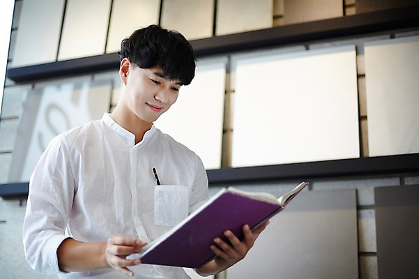 포토 JPG 남자 실내 한명 성인 책 30대 독서 한국인 건축가 설계사 건축설계사 남자만 남자한명만 성인남자만 국내포토 직업 1 사람 동양인 내부 장년 성인만 파일형식