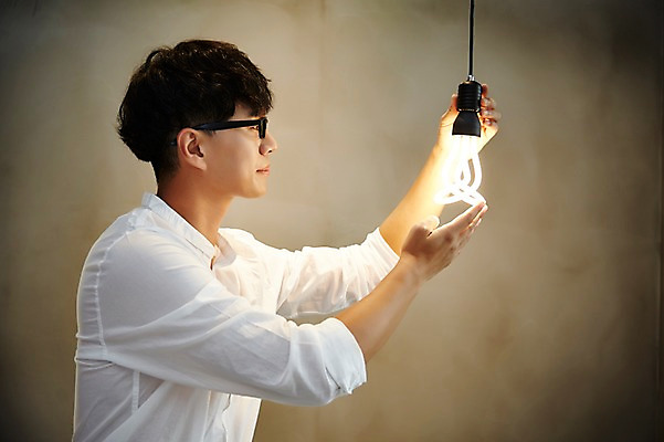 포토 JPG 남자 전구 실내 한명 성인 옆모습 30대 빛 한국인 건축가 설계사 건축설계사 남자만 남자한명만 성인남자만 안경낌 국내포토 직업 1 안경 뷰포인트 사람 동양인 내부 장년 성인만 파일형식