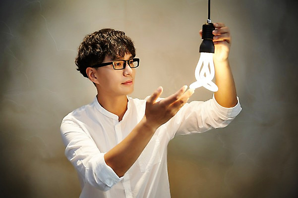 포토 JPG 남자 전구 실내 한명 성인 30대 빛 한국인 건축가 설계사 건축설계사 남자만 남자한명만 성인남자만 안경낌 국내포토 직업 1 안경 사람 동양인 내부 장년 성인만 파일형식