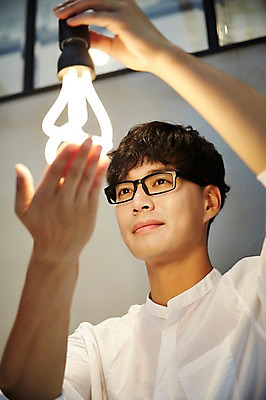 포토 JPG 남자 전구 실내 한명 성인 30대 빛 한국인 건축가 설계사 건축설계사 남자만 남자한명만 성인남자만 안경낌 국내포토 직업 1 안경 사람 동양인 내부 장년 성인만 파일형식