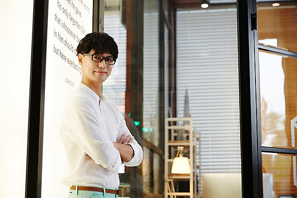 포토 JPG 남자 실내 한명 성인 30대 팔짱 한국인 건축가 설계사 건축설계사 남자만 남자한명만 성인남자만 안경낌 국내포토 직업 1 안경 모션 사람 동양인 내부 장년 성인만 파일형식