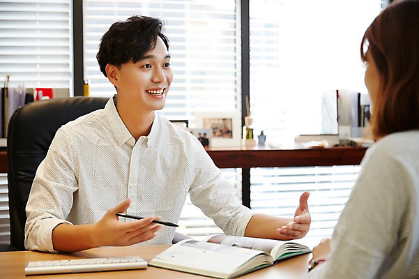 포토 JPG 여자 남자 실내 성인 두명 책 30대 사무실 한국인 건축가 설계사 책상 상담 건축설계사 국내포토 직업 가구 비즈니스 사람 동양인 내부 장년 파일형식