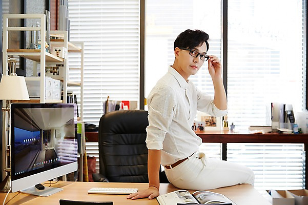 포토 JPG 남자 실내 한명 성인 30대 사무실 모니터 한국인 건축가 설계사 책상 건축설계사 남자만 남자한명만 성인남자만 안경낌 국내포토 직업 1 안경 가구 비즈니스 사람 동양인 내부 장년 컴퓨터 성인만 파일형식