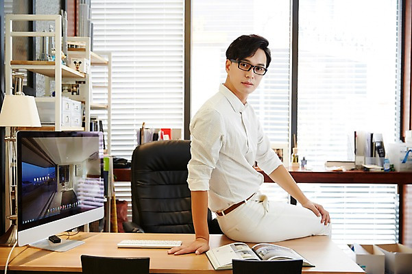 포토 JPG 남자 실내 한명 성인 30대 사무실 모니터 한국인 건축가 설계사 책상 건축설계사 남자만 남자한명만 성인남자만 안경낌 국내포토 직업 1 안경 가구 비즈니스 사람 동양인 내부 장년 컴퓨터 성인만 파일형식