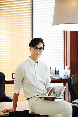 포토 JPG 남자 실내 한명 성인 책 30대 사무실 한국인 건축가 설계사 책상 건축설계사 남자만 남자한명만 성인남자만 안경낌 국내포토 직업 1 안경 가구 비즈니스 사람 동양인 내부 장년 성인만 파일형식