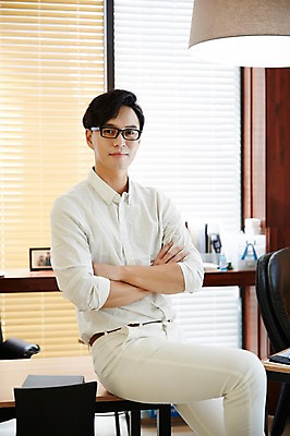 포토 JPG 남자 실내 한명 성인 30대 사무실 팔짱 한국인 건축가 설계사 책상 건축설계사 남자만 남자한명만 성인남자만 안경낌 국내포토 직업 1 안경 가구 비즈니스 모션 사람 동양인 내부 장년 성인만 파일형식