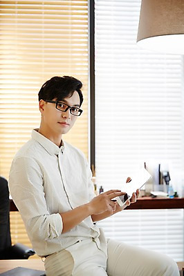 포토 JPG 남자 실내 한명 성인 30대 태블릿 사무실 한국인 건축가 설계사 책상 건축설계사 남자만 남자한명만 성인남자만 안경낌 국내포토 직업 1 안경 가구 비즈니스 사람 동양인 내부 장년 전자제품 스마트기기 성인만 파일형식