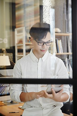 포토 JPG 남자 창문 실내 한명 성인 30대 태블릿 한국인 건축가 설계사 건축설계사 남자만 남자한명만 성인남자만 안경낌 국내포토 직업 1 안경 사람 동양인 내부 장년 전자제품 스마트기기 성인만 파일형식