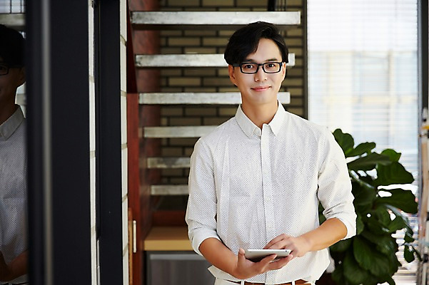 포토 JPG 남자 실내 한명 성인 30대 태블릿 한국인 건축가 설계사 건축설계사 남자만 남자한명만 성인남자만 안경낌 국내포토 직업 1 안경 사람 동양인 내부 장년 전자제품 스마트기기 성인만 파일형식