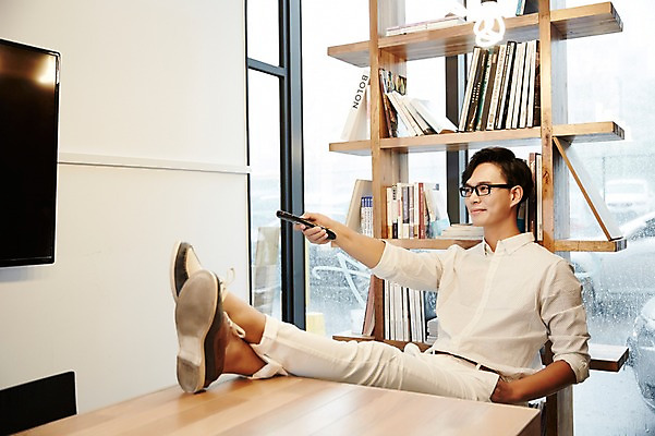 포토 JPG 남자 휴식 책장 실내 한명 성인 30대 한국인 리모컨 건축가 설계사 건축설계사 남자만 남자한명만 성인남자만 안경낌 국내포토 직업 1 안경 가구 컨셉 사람 동양인 내부 장년 성인만 파일형식