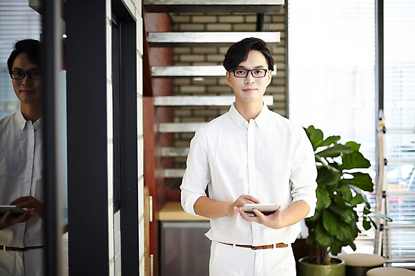 포토 JPG 남자 실내 한명 성인 30대 한국인 건축가 설계사 건축설계사 석판 남자만 남자한명만 성인남자만 안경낌 국내포토 직업 1 안경 사람 동양인 내부 장년 성인만 파일형식