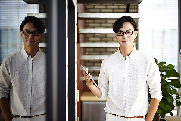 포토 JPG 남자 실내 한명 성인 30대 한국인 건축가 설계사 건축설계사 석판 남자만 남자한명만 성인남자만 안경낌 국내포토 직업 1 안경 사람 동양인 내부 장년 성인만 파일형식