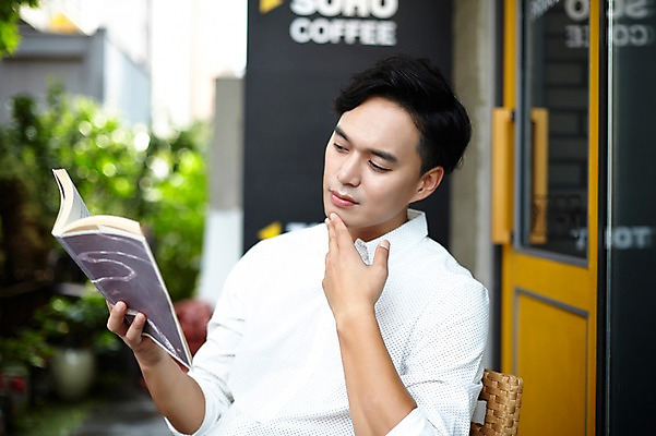 포토 JPG 주간 남자 휴식 한명 성인 야외 책 30대 독서 카페 한국인 남자만 남자한명만 성인남자만 국내포토 자연요소 1 컨셉 사람 동양인 장년 상점 성인만 파일형식