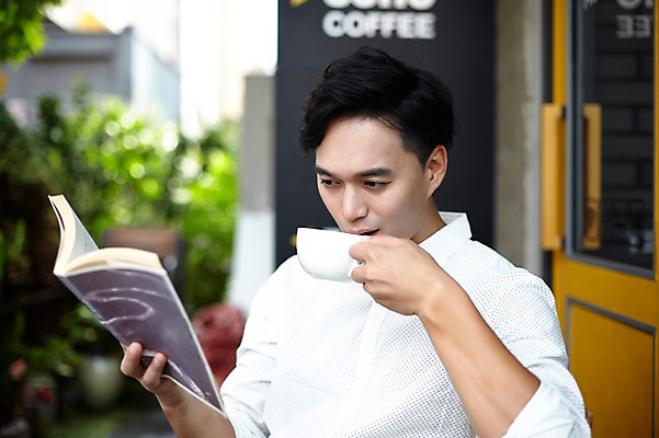 포토 JPG 주간 남자 커피 휴식 한명 들기 성인 야외 책 30대 독서 카페 한국인 마시기 커피잔 바리스타 남자만 남자한명만 성인남자만 국내포토 자연요소 직업 1 음료 컨셉 모션 잔 사람 동양인 장년 상점 성인만 파일형식