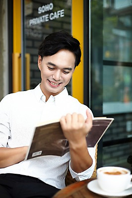 포토 JPG 주간 남자 커피 휴식 한명 들기 성인 야외 책 30대 독서 카페 한국인 커피잔 바리스타 남자만 남자한명만 성인남자만 국내포토 자연요소 직업 1 음료 컨셉 모션 잔 사람 동양인 장년 상점 성인만 파일형식