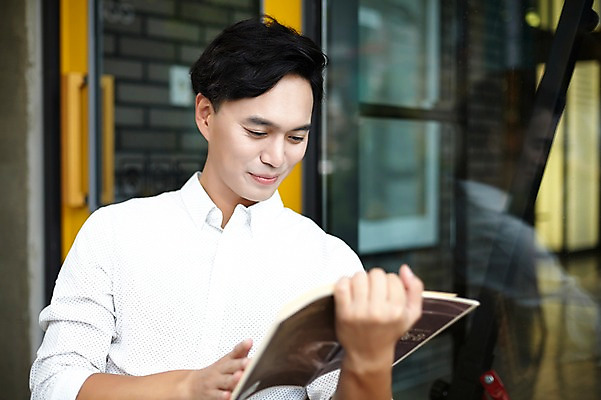 포토 JPG 주간 남자 휴식 한명 들기 성인 야외 책 30대 독서 카페 한국인 바리스타 남자만 남자한명만 성인남자만 국내포토 자연요소 직업 1 컨셉 모션 사람 동양인 장년 상점 성인만 파일형식