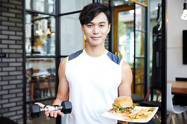 포토 JPG 남자 음식 실내 한명 성인 30대 운동 건강관리 아령 헬스장 한국인 햄버거 팔운동 남자만 남자한명만 성인남자만 국내포토 1 패스트푸드 건강 관리 사람 동양인 내부 장년 헬스 성인만 파일형식