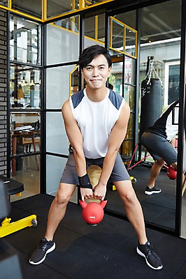 포토 JPG 남자 실내 한명 성인 30대 운동 건강관리 헬스장 한국인 케틀벨 케틀벨운동 남자만 남자한명만 성인남자만 국내포토 1 건강 관리 사람 동양인 내부 장년 헬스 성인만 파일형식