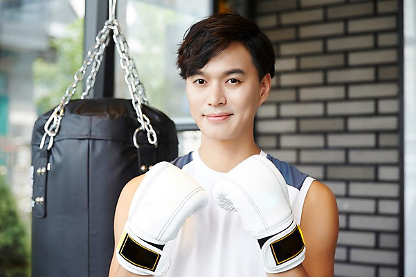 포토 JPG 남자 실내 한명 성인 30대 운동 건강관리 헬스장 한국인 권투글러브 남자만 남자한명만 성인남자만 국내포토 1 건강 관리 사람 동양인 내부 장년 헬스 글러브 성인만 파일형식