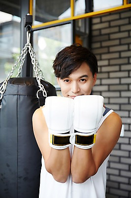 포토 JPG 남자 실내 한명 성인 30대 운동 건강관리 헬스장 한국인 권투글러브 남자만 남자한명만 성인남자만 국내포토 1 건강 관리 사람 동양인 내부 장년 헬스 글러브 성인만 파일형식