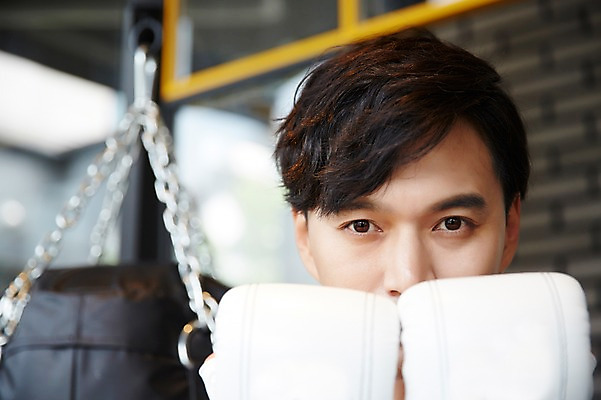 포토 JPG 남자 실내 한명 성인 30대 운동 건강관리 헬스장 한국인 권투글러브 남자만 남자한명만 성인남자만 국내포토 1 건강 관리 사람 동양인 내부 장년 헬스 글러브 성인만 파일형식