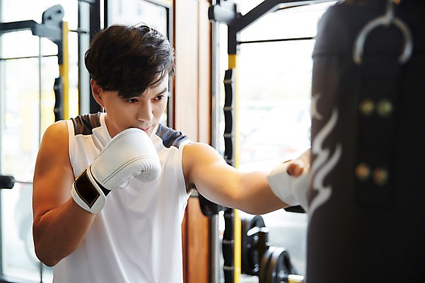 포토 JPG 남자 실내 한명 성인 30대 운동 건강관리 헬스장 한국인 권투글러브 남자만 남자한명만 성인남자만 국내포토 1 건강 관리 사람 동양인 내부 장년 헬스 글러브 성인만 파일형식