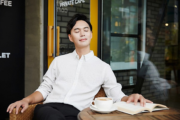 포토 JPG 주간 남자 커피 휴식 한명 성인 야외 책 30대 독서 눈감음 카페 한국인 커피잔 바리스타 남자만 남자한명만 성인남자만 국내포토 자연요소 직업 1 음료 컨셉 모션 잔 사람 동양인 장년 상점 성인만 파일형식