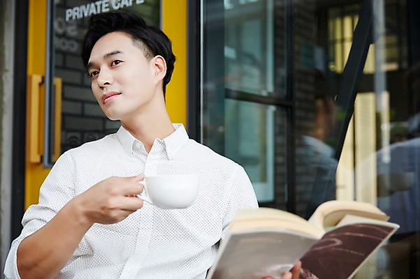 포토 JPG 주간 남자 커피 휴식 한명 들기 성인 야외 책 30대 독서 카페 한국인 커피잔 바리스타 남자만 남자한명만 성인남자만 국내포토 자연요소 직업 1 음료 컨셉 모션 잔 사람 동양인 장년 상점 성인만 파일형식