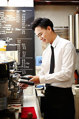 포토 JPG 남자 커피 실내 한명 성인 30대 카페 한국인 커피메이커 바리스타 남자만 남자한명만 성인남자만 국내포토 직업 1 음료 사람 동양인 내부 장년 상점 커피용품 성인만 파일형식
