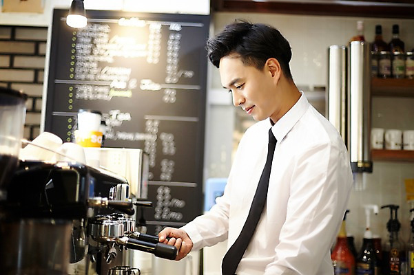 포토 JPG 남자 커피 실내 한명 성인 30대 카페 한국인 커피메이커 바리스타 남자만 남자한명만 성인남자만 국내포토 직업 1 음료 사람 동양인 내부 장년 상점 커피용품 성인만 파일형식