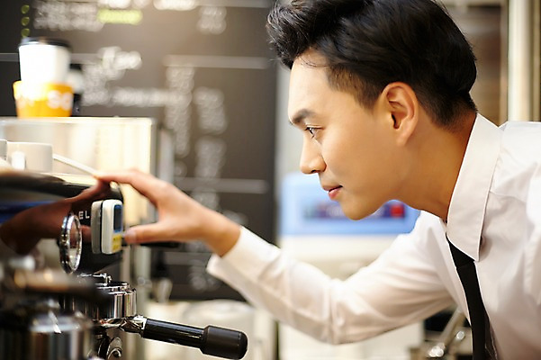 포토 JPG 남자 커피 실내 한명 성인 30대 카페 한국인 커피메이커 바리스타 남자만 남자한명만 성인남자만 국내포토 직업 1 음료 사람 동양인 내부 장년 상점 커피용품 성인만 파일형식