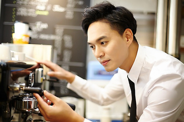 포토 JPG 남자 커피 실내 한명 성인 30대 카페 한국인 커피메이커 바리스타 남자만 남자한명만 성인남자만 국내포토 직업 1 음료 사람 동양인 내부 장년 상점 커피용품 성인만 파일형식
