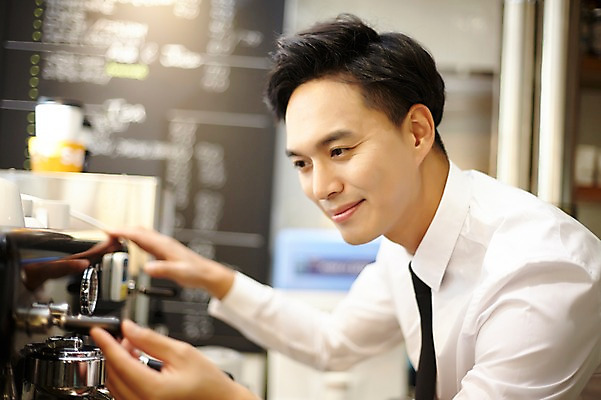 포토 JPG 남자 커피 실내 한명 성인 30대 카페 한국인 커피잔 커피메이커 바리스타 남자만 남자한명만 성인남자만 국내포토 직업 1 음료 잔 사람 동양인 내부 장년 상점 커피용품 성인만 파일형식