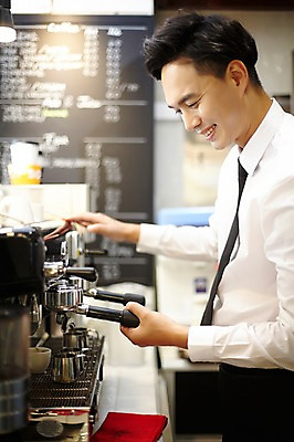 포토 JPG 남자 커피 실내 한명 성인 30대 카페 한국인 커피잔 커피메이커 바리스타 남자만 남자한명만 성인남자만 국내포토 직업 1 음료 잔 사람 동양인 내부 장년 상점 커피용품 성인만 파일형식