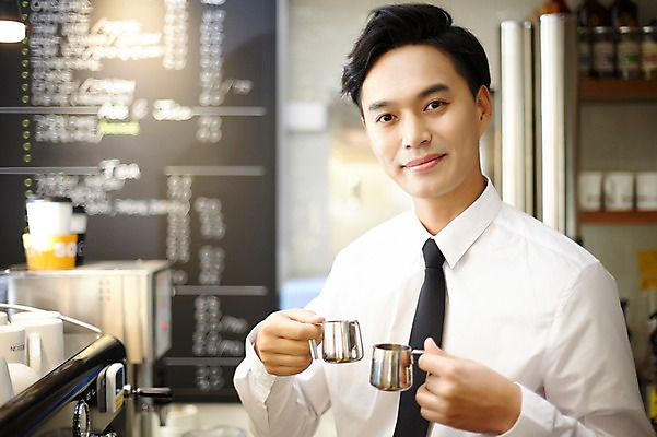 포토 JPG 남자 커피 실내 한명 성인 30대 카페 한국인 커피잔 커피메이커 바리스타 남자만 남자한명만 성인남자만 국내포토 직업 1 음료 잔 사람 동양인 내부 장년 상점 커피용품 성인만 파일형식