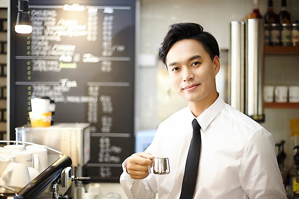 포토 JPG 남자 커피 실내 한명 성인 30대 카페 한국인 커피잔 커피메이커 바리스타 남자만 남자한명만 성인남자만 국내포토 직업 1 음료 잔 사람 동양인 내부 장년 상점 커피용품 성인만 파일형식