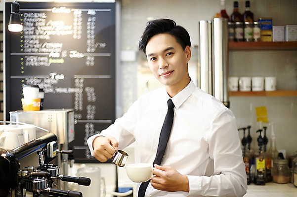 포토 JPG 남자 커피 실내 한명 성인 30대 카페 한국인 커피잔 커피메이커 바리스타 남자만 남자한명만 성인남자만 국내포토 직업 1 음료 잔 사람 동양인 내부 장년 상점 커피용품 성인만 파일형식