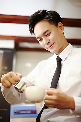 포토 JPG 남자 커피 실내 한명 성인 30대 카페 한국인 커피잔 바리스타 남자만 남자한명만 성인남자만 국내포토 직업 1 음료 잔 사람 동양인 내부 장년 상점 성인만 파일형식